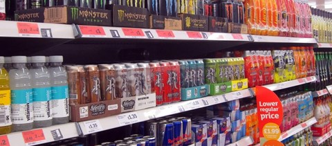 Már nem vehetnek energiaitalt a 18 éven aluliak a boltokban, de más, szintén káros dolgokat igen 