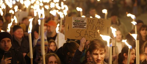 Fáklyákkal, csendben vonulva tüntettek a gyermekvédelem szigorításáért