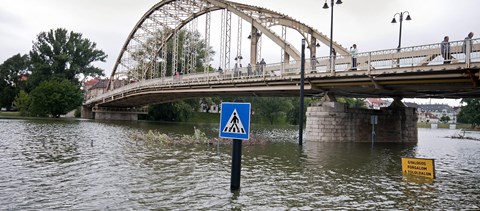 Több száz rendészeti szakközépiskolás dolgozik a gátakon