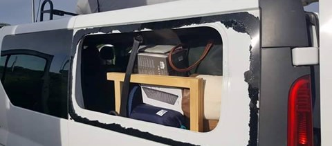 Magyar diákok buszára támadtak Franciaországban