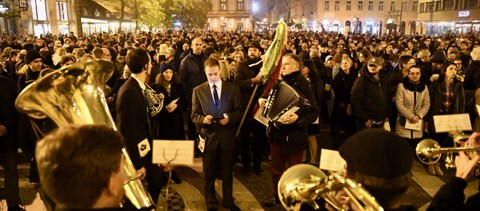 Egyházi iskolák tanárai demonstráltak Budapest belvárosában