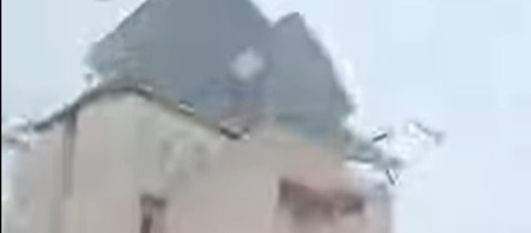 Nyugdíjas lakócentrumra zuhant a Szegedi Tudományegyetem egyik épületének tetőszerkezete - videó