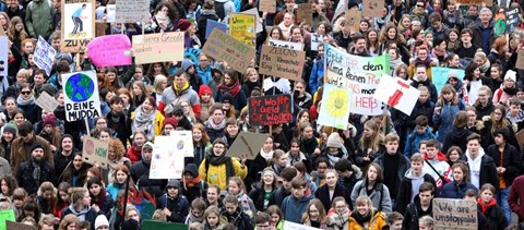 Diákok százezrei lógtak el világszerte az iskolából, a klímaváltozás ellen tüntettek