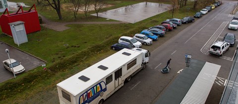 Képek: különleges buszból kölcsönözhetnek könyveket a kistelepülések lakói