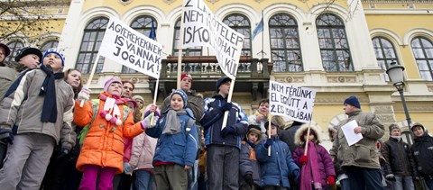 Elveszik a juttatásokat, utcára vonulnak a pécsi pedagógusok