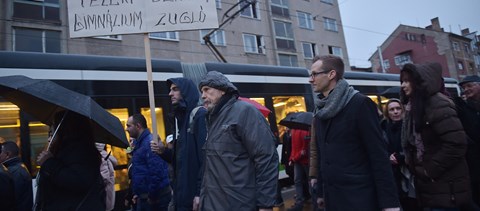 Több ezer tanár, szülő és diák tüntetett több városban