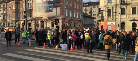 "A tanár nem NATár!" - elkezdődött a többnapos tüntetés az új Nemzeti alaptanterv ellen