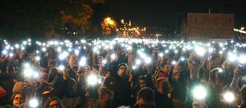 Több tízezer diák, tanár és szülő tüntetett vasárnap este: azt ígérik, nem hagyják abba