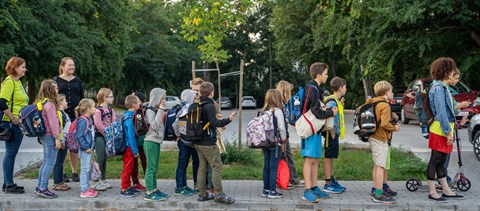 Anya-vagy apataxi helyett Pedibusszal mennek iskolába a gödöllői gyerekek