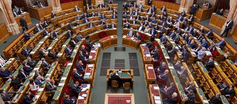 Már tárgyalja a státusztörvényt a parlament