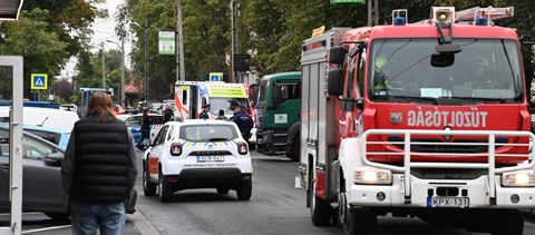 Őrizetbe vették a kőkerítésnek űtköző sofőrt, aki miatt egy gyerek meghalt egy pesterzsébeti iskolánál