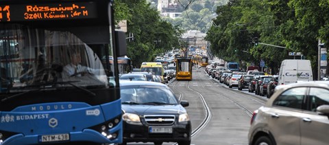 Megszavazták: csütörtök reggeltől ingyen utazhatnak a 14 év alattiak a BKK járatain