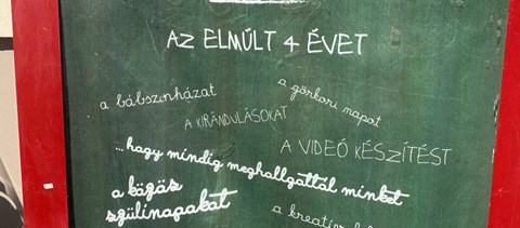 "Köszönjük Zsuzsi néni az elmúlt 4 évet!" - plakáttal búcsúznak a végzősök egy pesti suliban