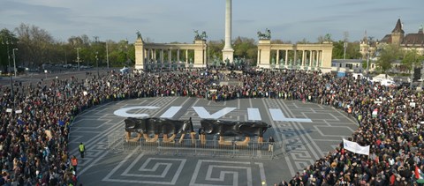 A CEU mellett is tüntetnek a Hősök terén, vidéken is kiállnak az egyetemért