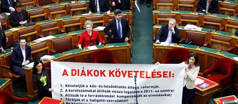 Fotó: így jutott be mégis a diákok követelése a parlamentbe