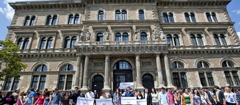 Élőlánccal tiltakoznak a hallgatók a Corvinuson tervezett elbocsátások ellen