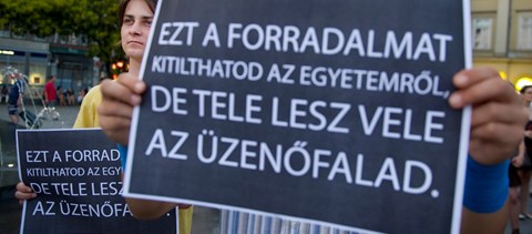 "Nem a felsőoktatást kellene izélgetni" - így tüntettek az egyetemisták a Corvinus előtt