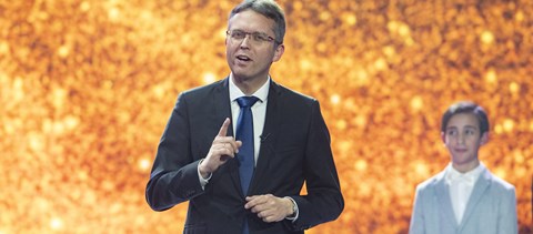 Hazaszeretetről, nemzeti ünnepekről és udvarláshoz énekelhető dalokkal teli könyvet kapnak a ballagók a kormánytól 