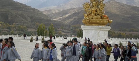 Képek: tibeti diákok tüntetnek a bevezetett "oktatási reform" ellen