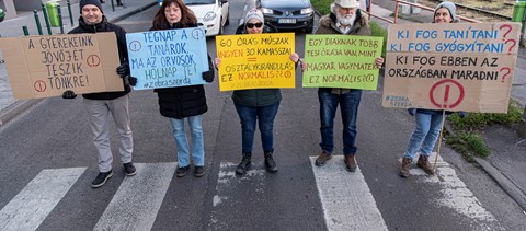 A Ferenciek terén már gyűjtik a kitöltetlen nemzeti konzultációs íveket