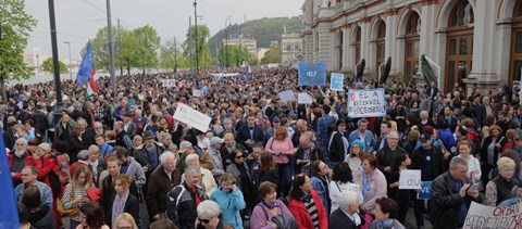 Több tízezren tüntettek a CEU mellett