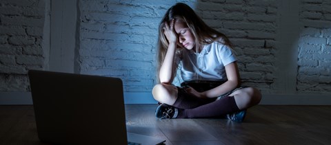 A cyberbullying nem ér véget a kicsengetéssel, és súlyosabb is lehet, mint a személyes bántalmazás