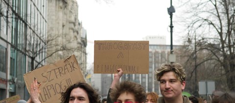 "Fizessétek ki a tanárainkat!" - több ezer diák tüntetett a Parlament előtt