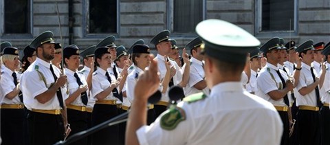 Messze a legmagasabb számok: mennyit keresnek a közszolgálati egyetem friss diplomásai?