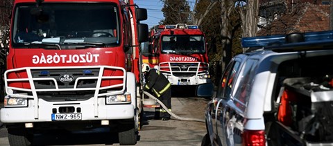 Tűzoltóautóval érkezett egy bajba került diáklány a hétfői informatikaérettségire 