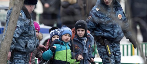 Egy rendőrt és egy tanárt lőtt le a moszkvai iskolai ámokfutó