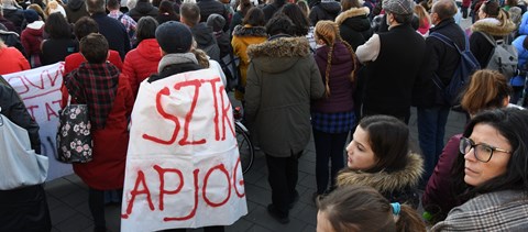 Még mindig nincs vége a pedagógussztrájknak, több iskolában újra polgári engedetlenségi akcióba kezdtek