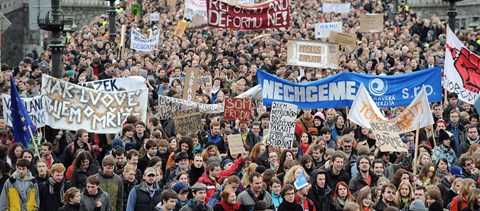 Odacsapnak a politikusoknak a cseh egyetemisták, félórás sztrájkot hirdettek