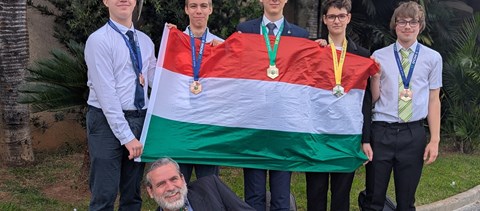Nyolcszor hívták színpadra a magyar csapatot a Nemzetközi Mengyelejev Kémiai Diákolimpián Brazíliában