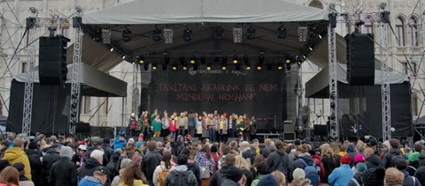 „Nincs tanár, nincs jövő”: nincs vége a tiltakozásnak, a Kossuth téren demonstráltak a sztrájkolókért