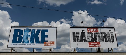 Cicás plakáttal takarják le a szülők a kormány háborús propagandáját Orosházán