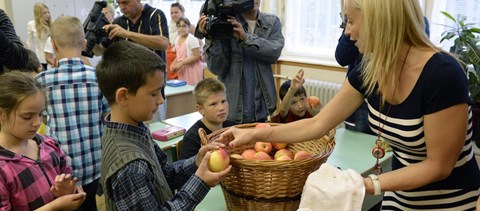 Több mint félmillió diák kap gyümölcsöt az iskolában