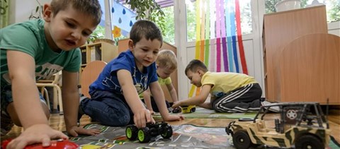 Plusz egy év óvoda: több ezer szülőnek lesz fontos dolga a következő hetekben 