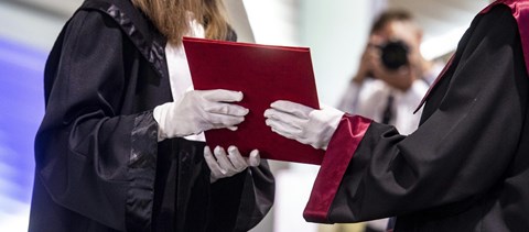 Hamis diplomák gyanúja miatt razziázhattak laktanyákban
