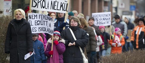 Képek: szülők és diákok tüntettek az iskolabezárások ellen Békéscsabán