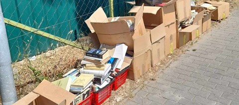 Budakeszi művelődési háza szemétnek nevezte az épület mellé lerakott könyveket