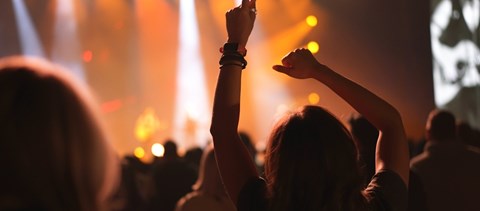 Olcsó jegyekkel, új helyszínekkel és a kedvenc előadóikkal csábítja a Sziget Fesztivál a tizen- és huszonéveseket 