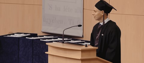 „Gyógyítsuk meg a rendszert is” – végzős orvostanhallgató erős kritikával illette a magyar egészségügyet a szegedi diplomaosztón