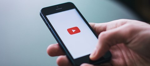 Megdöbbentő, szülők által készített videókat töröltek a YouTube-ról