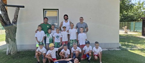 Szoboszlai Dominik táborozó gyerekeket lepett meg