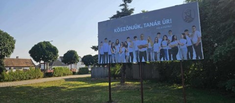 Óriásplakáton üzent volt tanárának egy szerencsi általános iskola ballagó osztálya