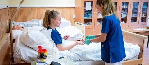Nyolc helyett öt félév alatt szerezhetnek ápolói diplomát a technikumból érkezők a győri egyetemen