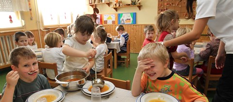 Újra ingyen kaphatnak tízórait a rászoruló marcali diákok