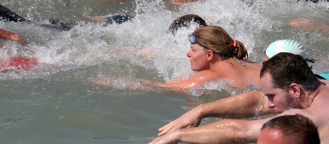 Rasszista plakáttal riogatják a strandoló gyerekeket