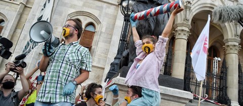 Színművészetisek a világsajtóban, piros-fehér szalagok az egyetem előtt