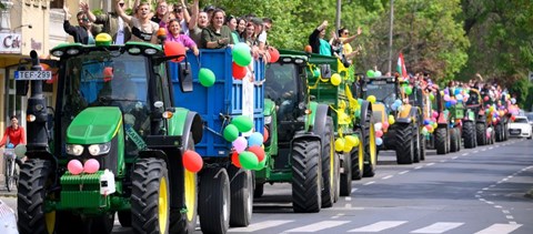 Lufival és szalagokkal feldíszített traktorokkal búcsúztak a végzősök Nyíregyházán